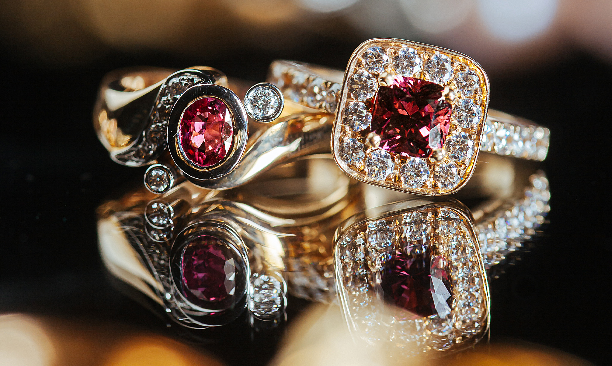 Två guldringar med ädla juveler – KJ Design