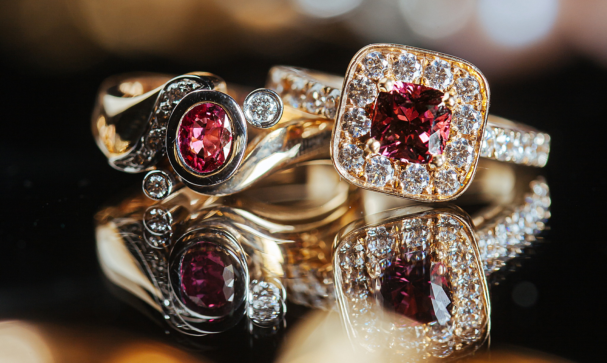 Två guldringar med ädla juveler – KJ Design